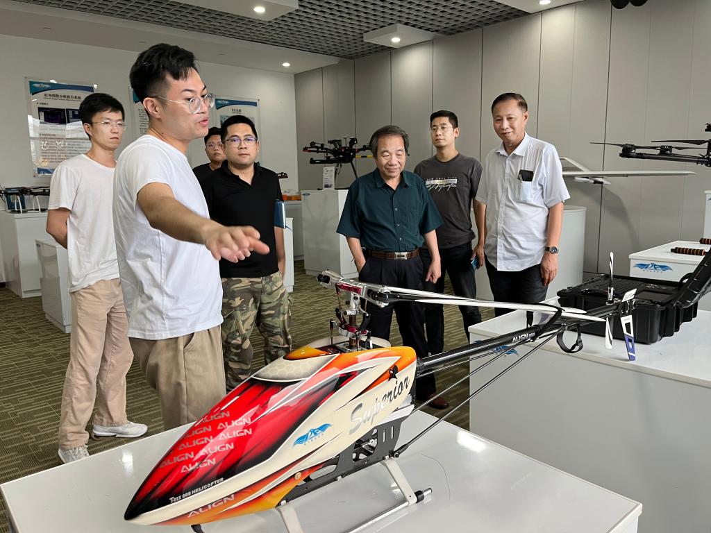 参观广东能飞航空科技发展有限公司研发的无人机产品2